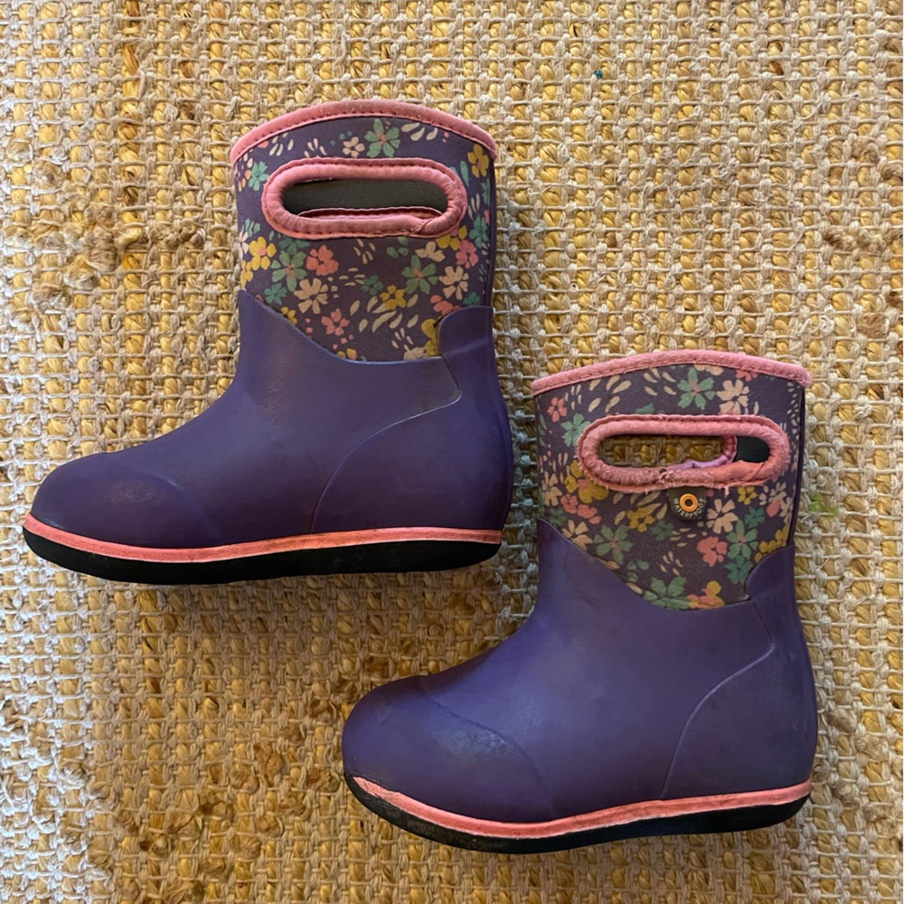 Toddler girl’s Bogs boots. Purple floral. Size 7.